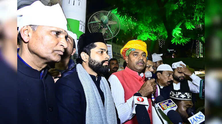 ख्वाजा गरीब नवाज के 814वें उर्स पर मुख्यमंत्री भजनलाल शर्मा की ओर से अजमेर शरीफ में चादर पेश