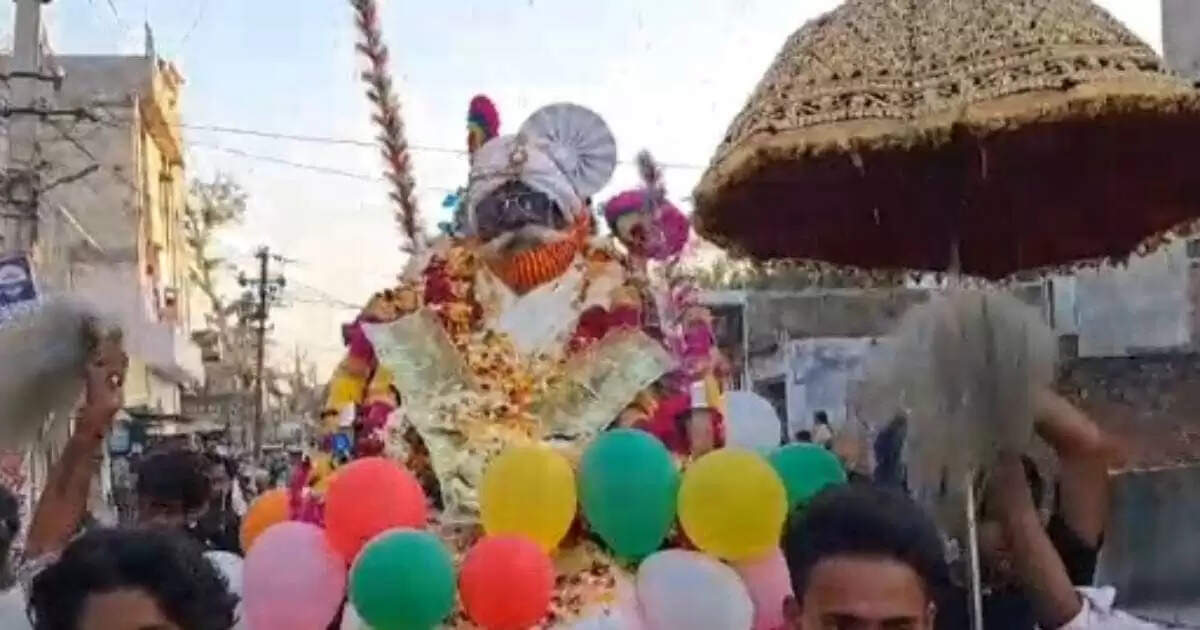 अलवर में 90 वर्षीय पंच को अंतिम विदाई, वीडियो में देखें हाथी पर निकली भव्य शव यात्रा, गाड़ियां लोहार समाज ने निभाई परंपरा