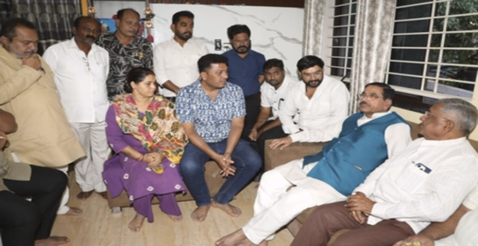 कर्नाटक लव जिहाद मामला: प्रल्हाद जोशी ने हुबली पीड़िता के परिवार से मुलाकात की