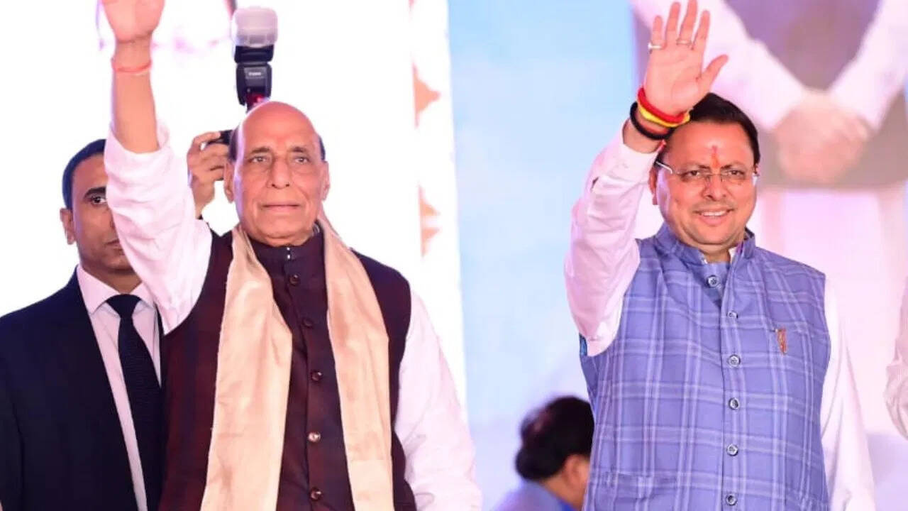 हल्द्वानी में राजनाथ सिंह का बयान, सीएम धामी को बताया ‘धाकड़’ से ‘धुरंधर’, 2027 में सिक्सर का दावा