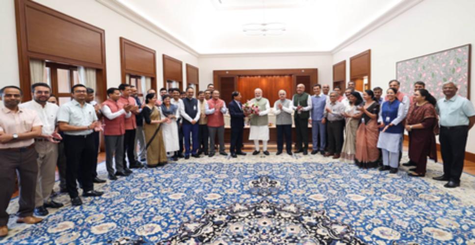 पीएमओ अधिकारियों ने देश के सबसे लंबे समय तक प्रधानमंत्री रहने पर पीएम मोदी को बधाई दी