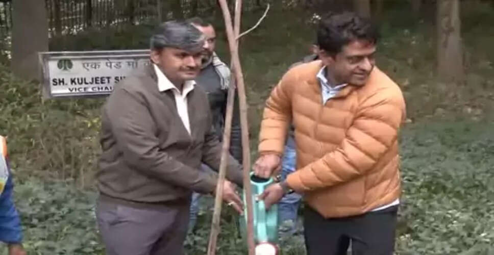 दिल्ली के नेहरू पार्क में वाटर एटीएम का उद्घाटन, एनडीएमसी उपाध्यक्ष कुलजीत चहल ने किया पौधरोपण
