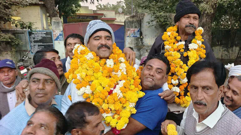 राष्ट्रीय पक्षी मोर को मारकर पकाने वाला कांग्रेस नेता जेल से छूटा, समर्थकों ने ढोल नगाड़े से किया स्वागत