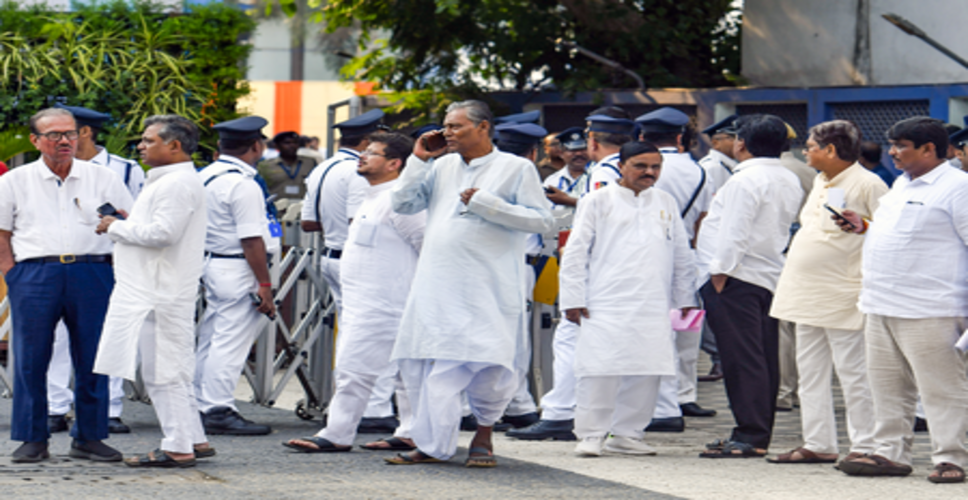 पश्चिम बंगाल : ऋतब्रत बनर्जी की अगुवाई में टीएमसी बागी गुट की पहली बैठक आज, नए विपक्षी दल का गठन