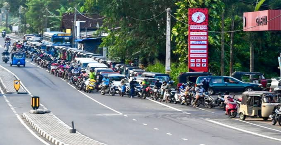 श्रीलंका में फ्यूल क्यू आर सिस्टम बना मुसीबत: सेकंड-हैंड वाहन मालिकों को नहीं मिल रहा पेट्रोल