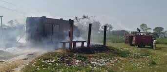 शराब ठेके में आक्रोशित महिलाओं ने लगाई आग, कंटेनर और शराब जलकर राख