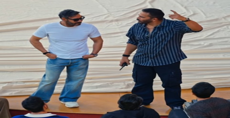 अजय देवगन के बर्थडे पर रोहित शेट्टी का खास सरप्राइज, वीडियो में दिखी 30 साल पुरानी दोस्ती की झलक