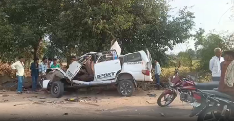 मध्य प्रदेश: नर्मदापुरम में ट्रैक्टर-ट्रॉली से टकराई तेज रफ्तार एसयूवी, 5 लोगों की मौत