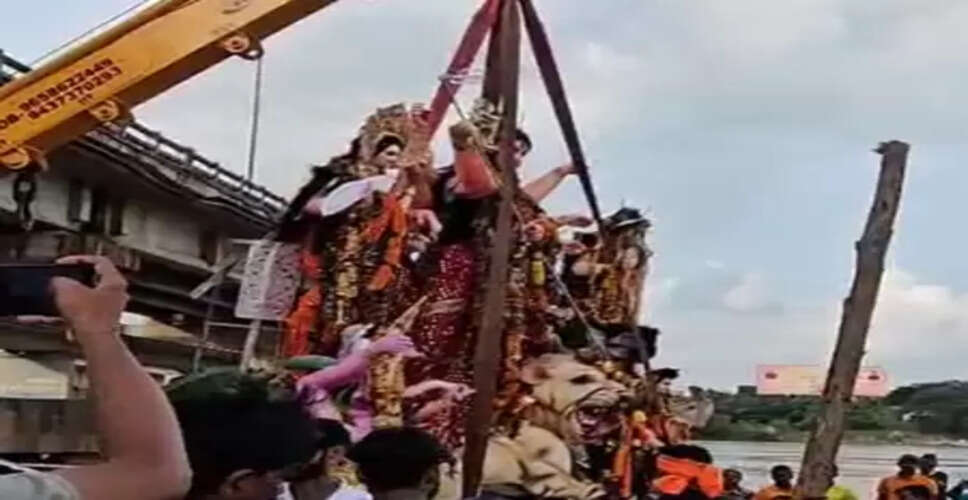 ओडिशा: दुर्गा पूजा का शांतिपूर्ण समापन, कड़ी सुरक्षा के बीच मूर्तियों का विसर्जन