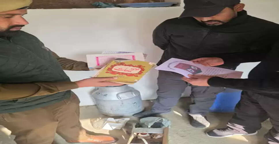 पुलवामा पुलिस की बड़ी कार्रवाई: गैरकानूनी और प्रतिबंधित सामग्री बरामद की, आरोपी की दुकान से सामान जब्त