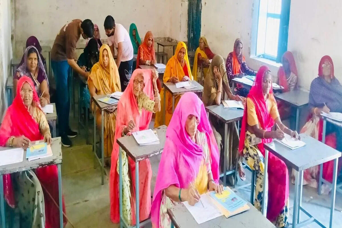 उल्लास–नव भारत साक्षरता कार्यक्रम: हजारों नवसाक्षरों ने पहली बार दी परीक्षा, जिले में उत्साह का माहौल