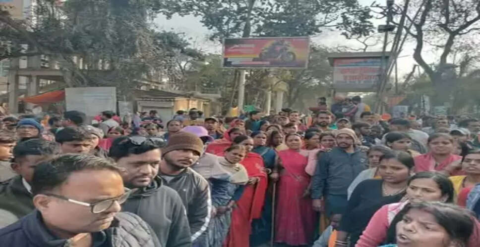 झारखंड: हजारीबाग में सड़क के किनारे मिला युवक का शव, आक्रोशित लोगों ने हाइवे किया जाम