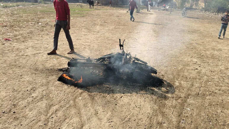 प्रेम प्रसंग के मामले में दो पक्षों के बीच बवाल, एक ने फूंकी दूसरे की बाइक, पुलिस से भी की धक्का मुक्की