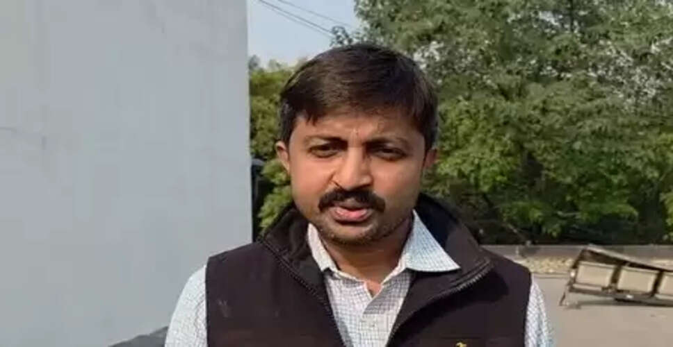 गोपालगंज: सड़े आलू के नीचे छिपाकर लाई जा रही विदेशी शराब बरामद, तस्कर गिरफ्तार