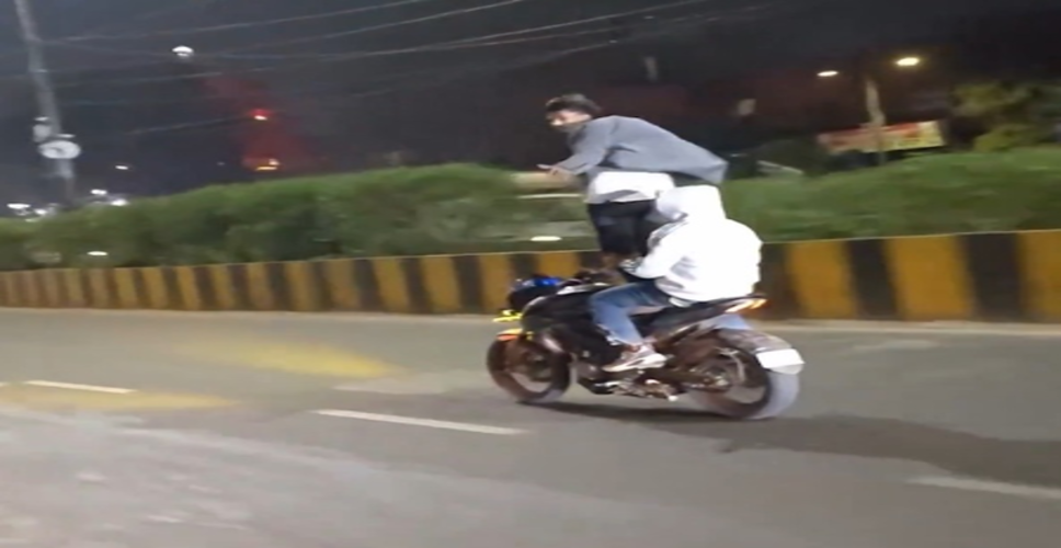 दिल्ली पुलिस सड़क सुरक्षा को लेकर सख्त, बाइक स्टंट करने वालों को जारी किया चालान