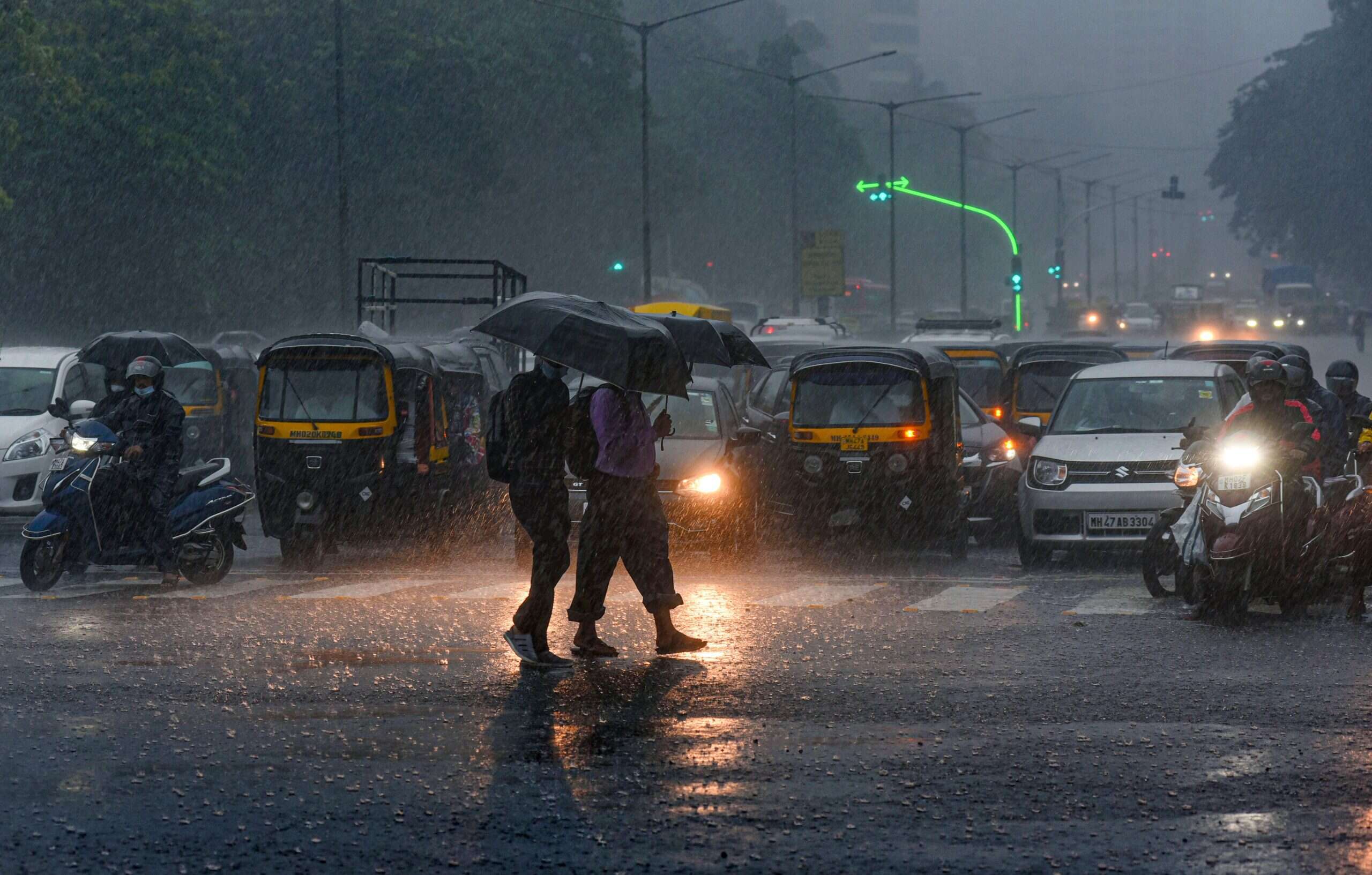 मानसून 4 दिन पहले आने का अनुमान, फुटेज में देखें यूपी बिहार समेत 5 राज्यों में आंधी बारिश का अलर्ट, राजस्थान का बाड़मेर दूसरे दिन सबसे गर्म