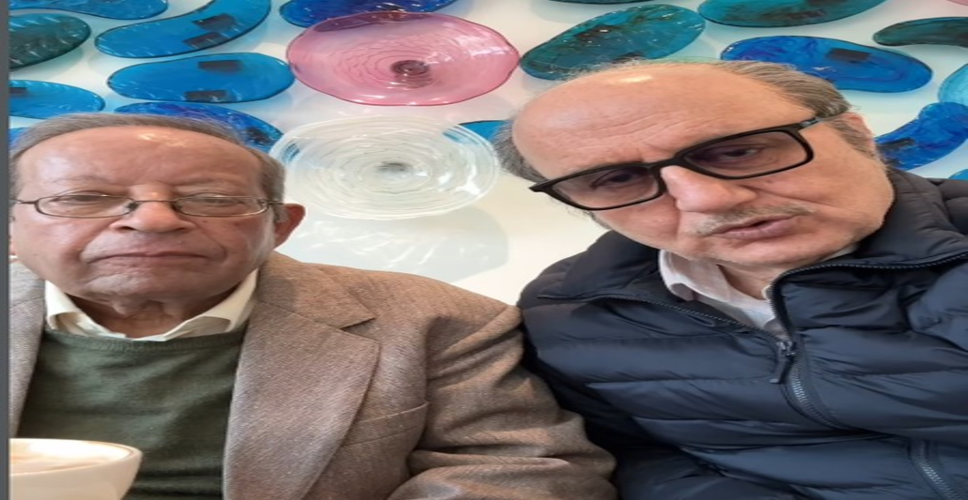 अनुपम खेर गुरु से मिलकर हुए भावुक, कहा- 'अब मुझे बेटा कहने वाले बहुत कम हैं'