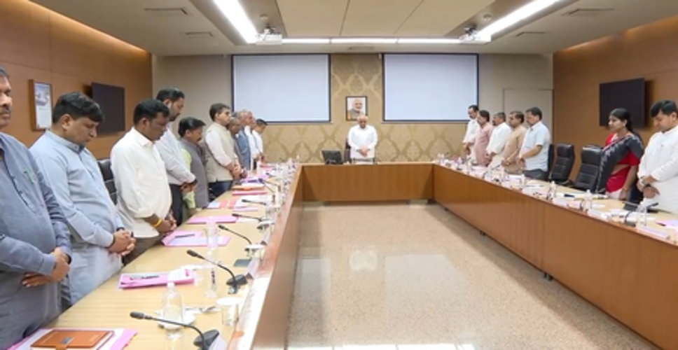 सीएम भूपेंद्र पटेल की कैबिनेट बैठक में योगेश भाई के निधन पर जताया गया शोक, दो मिनट का मौन धारण