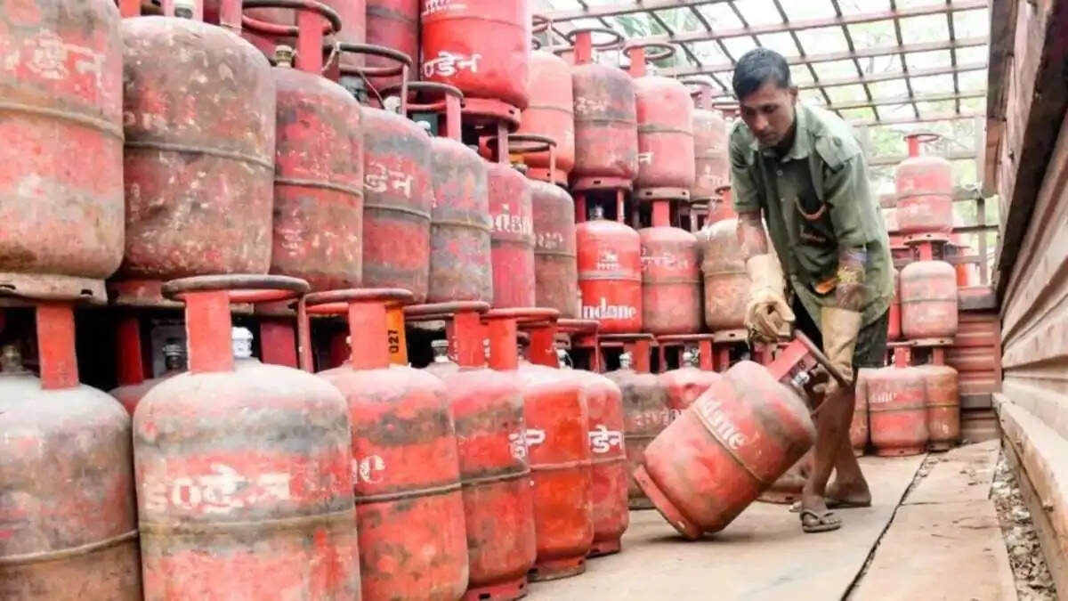 कॉमर्शियल गैस सिलेंडर की सप्लाई पर लगी रोक हटी, वीडियो में देंखे होटल-रेस्टोरेंट को मिलेगी बड़ी राहत