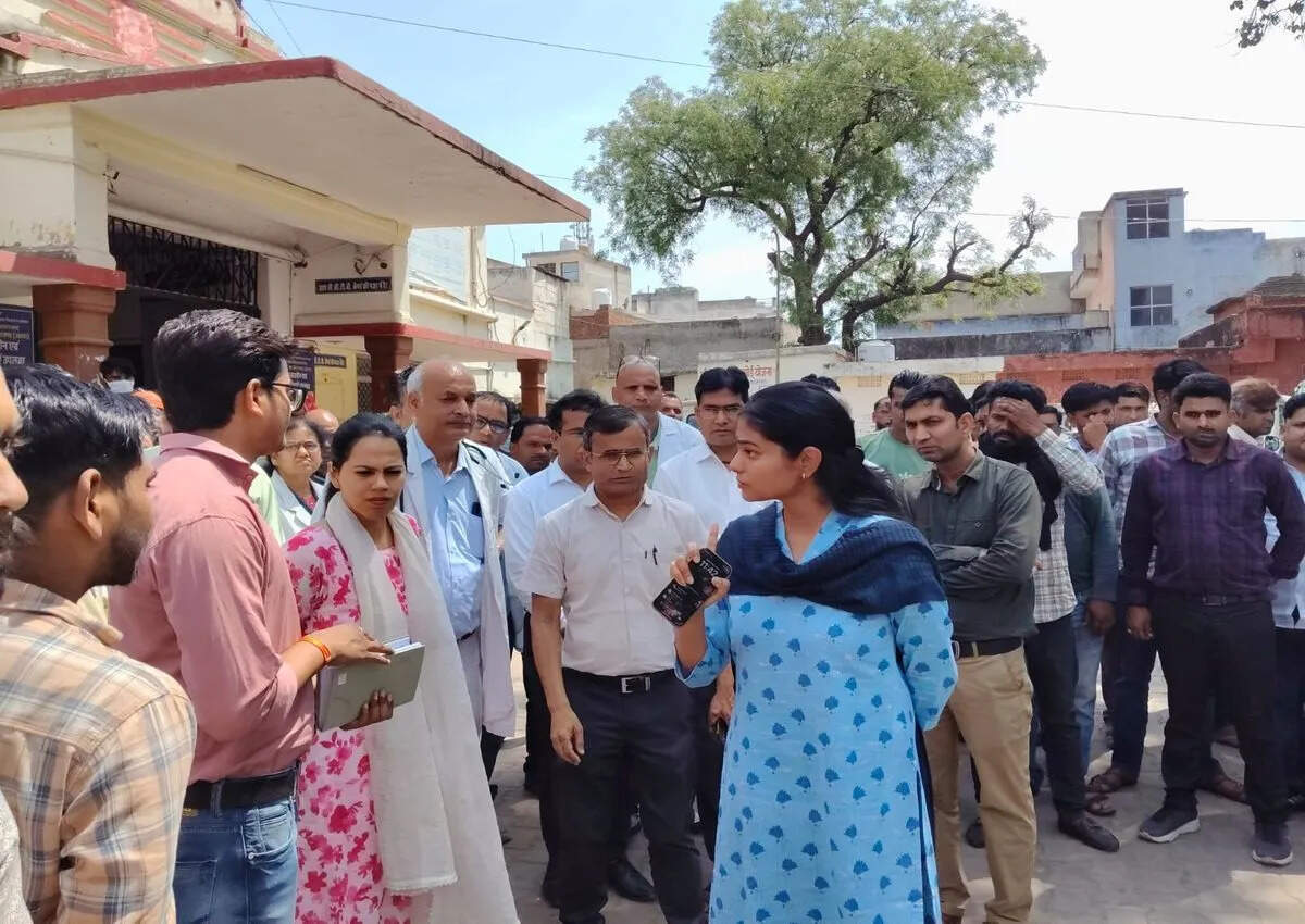 कलक्टर डॉ. आर्तिका शुक्ला का राजगढ़ सामुदायिक स्वास्थ्य केंद्र का औचक निरीक्षण, व्यवस्थाओं में सुधार के दिए निर्देश