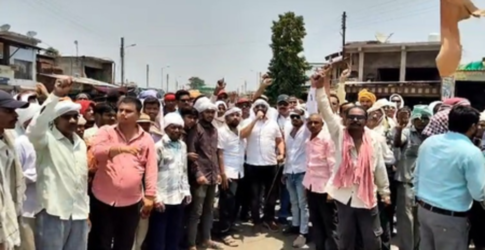 छत्तीसगढ़ : किसानों ने लगाया खाद की कमी का आरोप, हाईवे जाम कर जताया विरोध