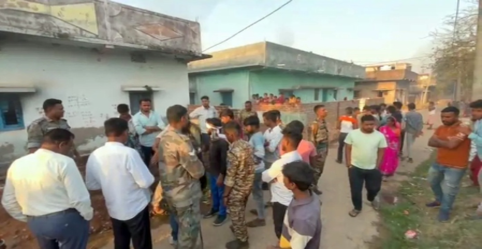 गिरिडीह में विवाहिता की संदिग्ध मौत के बाद बवाल, आक्रोशित मायके वालों ने ससुराल में लगाई आग