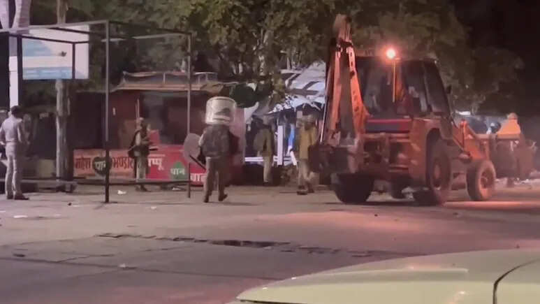 चौमूं में अचानक हालात बेकाबू, मस्जिद के बाहर रात 3 बजे पुलिसकर्मियों पर पथराव, 6 घायल