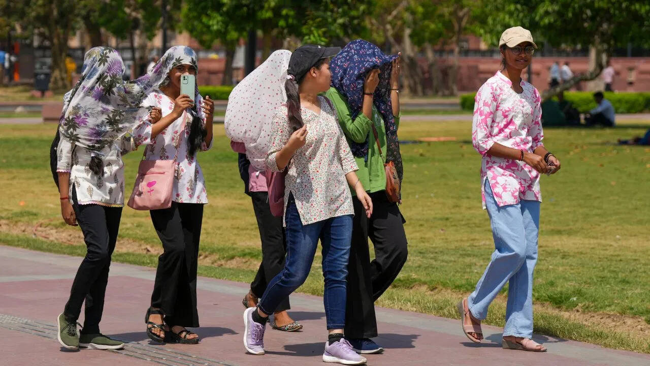 दिल्ली-एनसीआर समेत उत्तर भारत में भीषण गर्मी का प्रकोप, तापमान 42°C के पार; कई राज्यों में हीटवेव का येलो अलर्ट जारी