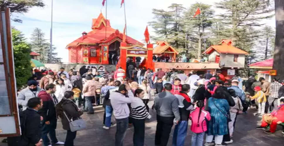 नए साल पर हिमाचल के मंदिरों में भक्तों का लगा तांता, आशीर्वाद लेने पहुंचे हजारों श्रद्धालु