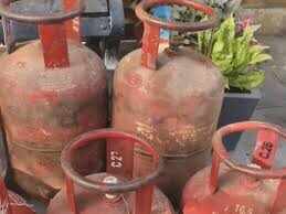 जयपुर में अवैध गैस सिलेंडर कारोबार पर प्रशासन की बड़ी कार्रवाई, फुटेज में देंखे 171 सिलेंडर जब्त