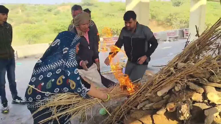 बेटी ने मां की चिता को मुखाग्नि देकर निभाया बेटे का धर्म, 14 साल तक की मां की सेवा; माहौल हुआ भावुक