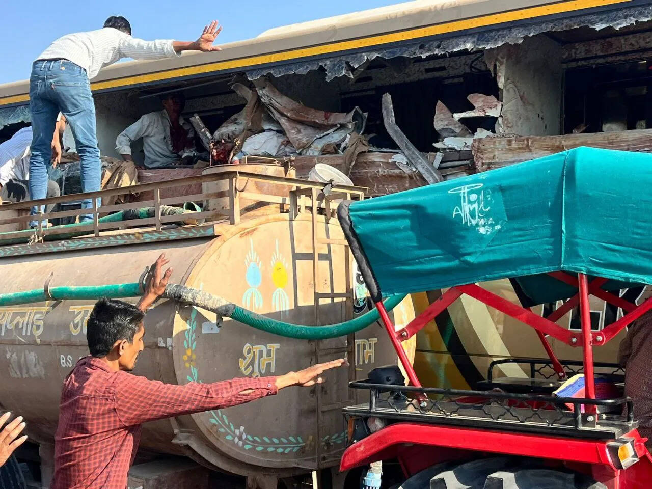 बालोतरा में दर्दनाक सड़क हादसा! ट्रेलर से जा भिड़ी&nbsp;प्राइवेट स्लीपर बस,&nbsp;6 लोगों की मौत कई शव लटके​​​​​​​