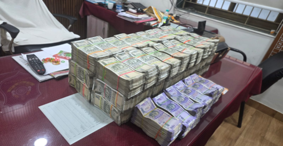 गुजरात: दाहोद में बड़ी कार्रवाई, पुलिस ने कार से बरामद की 2.56 करोड़ की नकदी