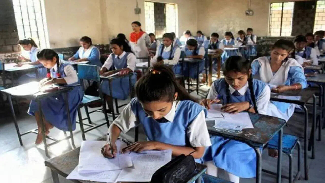 राजस्थान में छात्रों की बढने वाली है टेंशन, वीडियो में देखें माध्यमिक शिक्षा बोर्ड ने जारी किया 10वीं और 12वीं की परीक्षाओं का टाइम टेबल