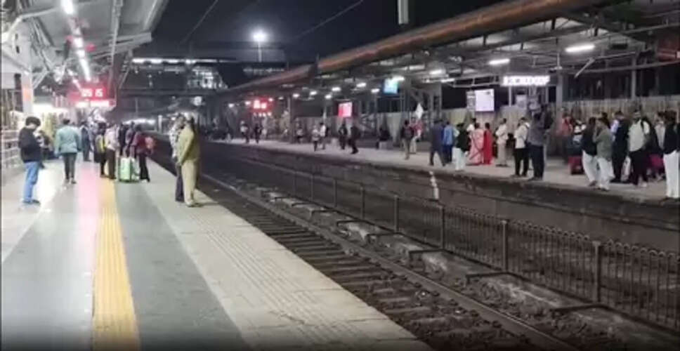 मुंबई: मेगा ब्लॉक के चलते पश्चिमी रेलवे की लोकल सेवाएं बाधित, यात्रियों को हो रही भारी परेशानी