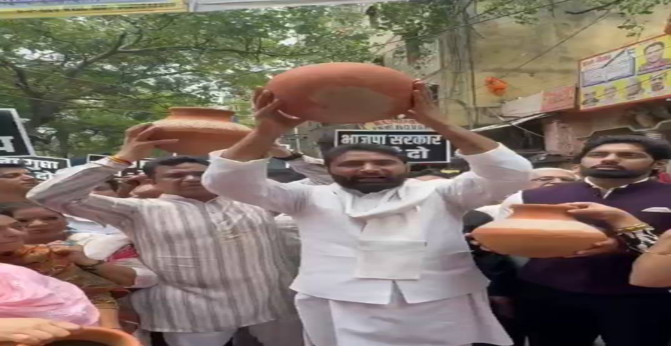 पानी की किल्लत को लेकर दिल्ली के करोलबाग में आम आदमी पार्टी का मटका फोड़ प्रदर्शन