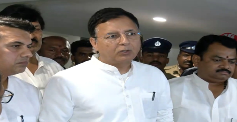 कर्नाटक में सियासी हलचल के बीच कांग्रेस हाईकमान की बैठक, रणदीप सिंह सुरजेवाला ने दी जानकारी