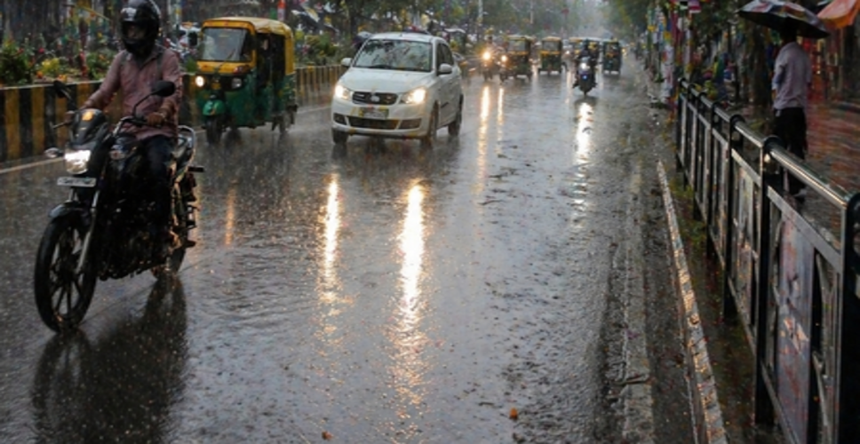 बिहार : अचानक हुई बारिश से गर्मी से राहत, यातायात में बाधा