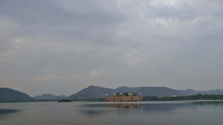 पश्चिमी विक्षोभ के असर से बदला मौसम, कई जिलों में बारिश और ठंडक