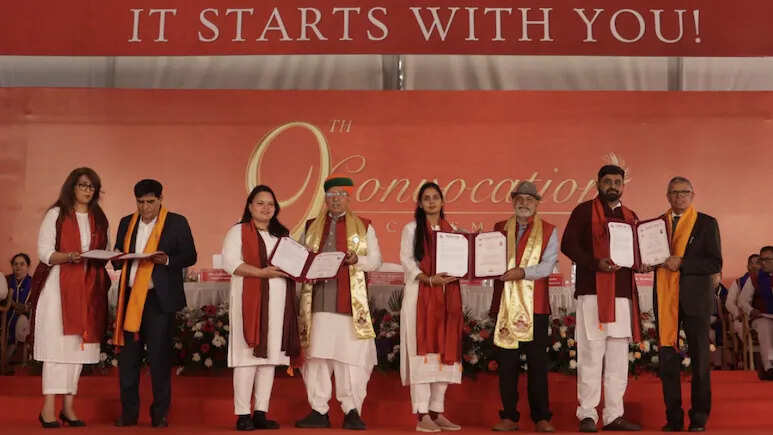 'शिक्षा केवल डिग्री का माध्यम नहीं', वीजीयू के 9वें दीक्षांत समारोह में मंत्री अर्जुन राम मेघवाल ने किया आह्वान