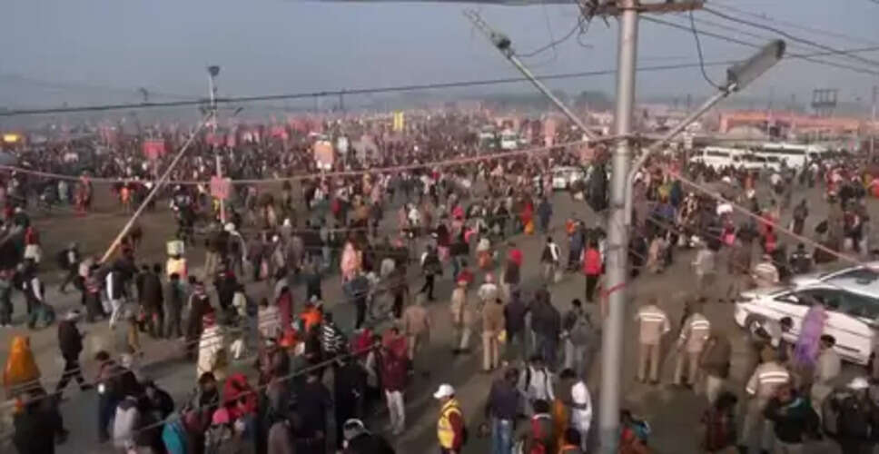 कड़ाके की ठंड में भी माघ मेला में श्रद्धालुओं की भारी भीड़, संगम में लगा रहे पवित्र डुबकी