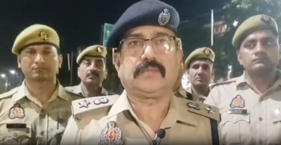 हापुड़ में बारातियों से भरी बस और ट्रक की टक्कर में छह की मौत, सात घायल