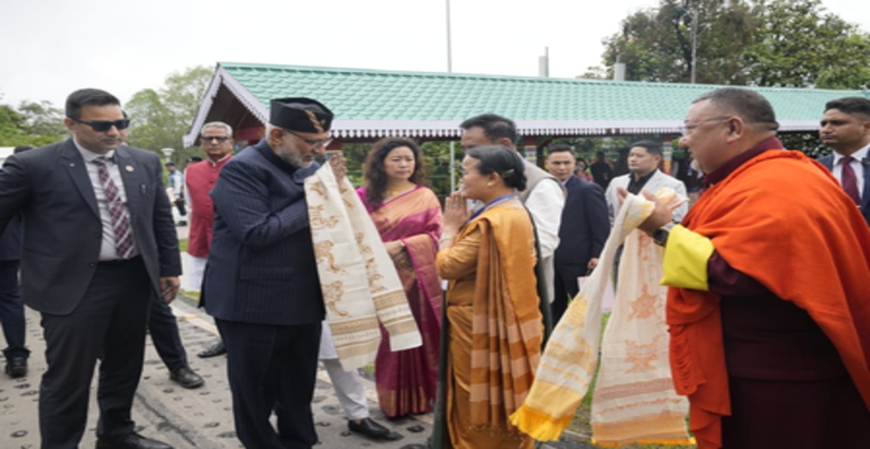 सिक्किम राज्य स्थापना दिवस समारोह में शामिल होने गंगटोक पहुंचे उपराष्ट्रपति, दिया गया गार्ड ऑफ ऑनर