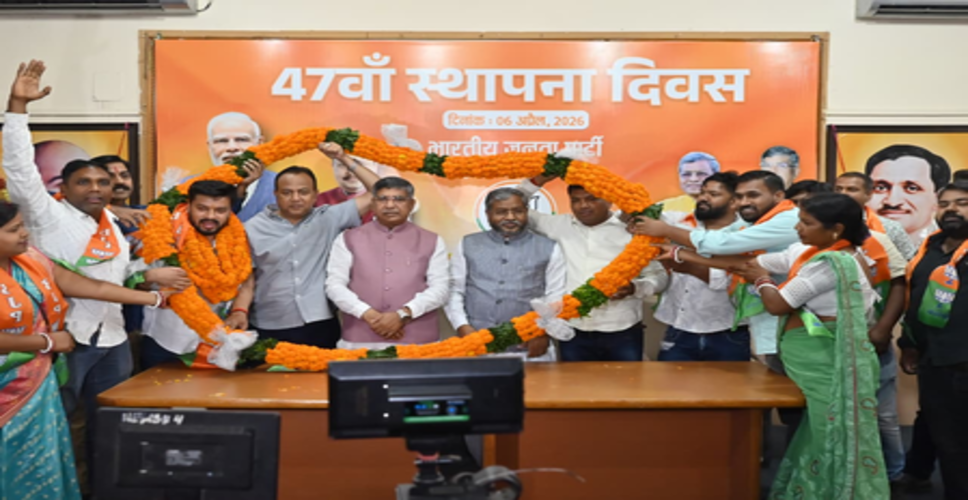 झारखंड भाजपा के मिलन समारोह में सैकड़ों युवाओं ने थामा पार्टी का दामन, प्रदेश अध्यक्ष और नेता प्रतिपक्ष ने किया स्वागत