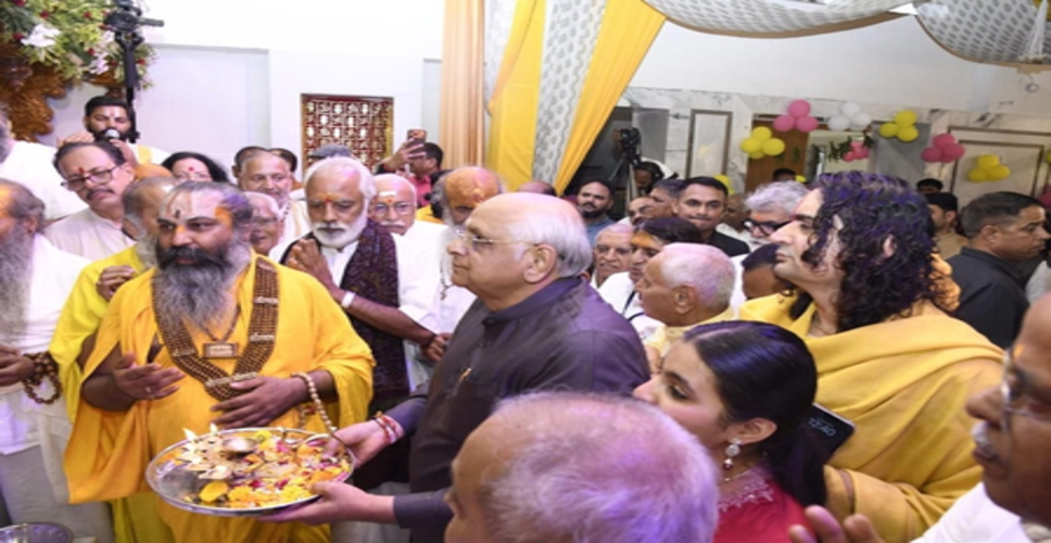 गुजरात: मुख्यमंत्री ने अहमदाबाद के सनातन रामधाम मंदिर के अभिषेक समारोह में भाग लिया