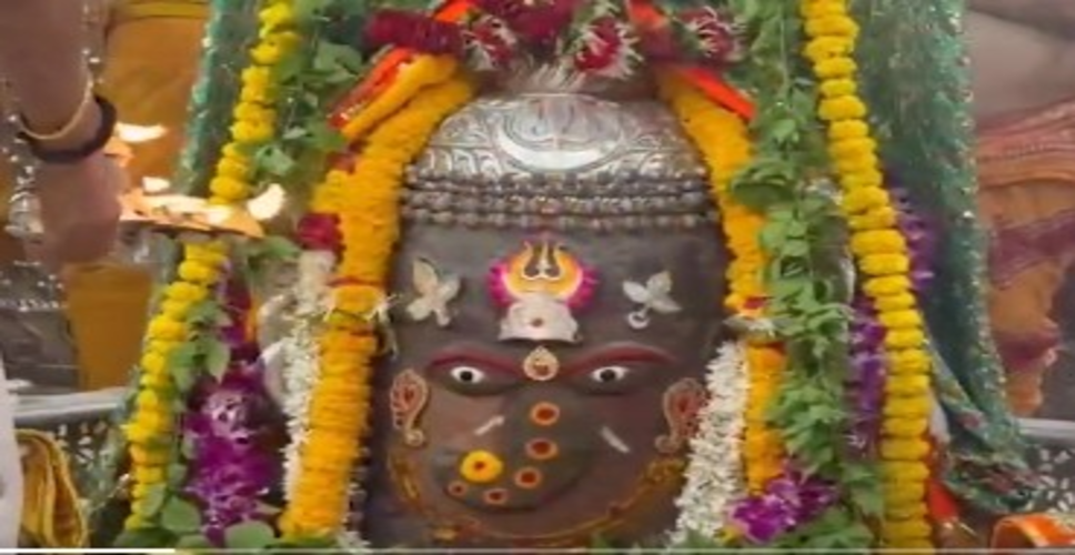 गणेश स्वरूप में सजे बाबा महाकाल, भस्म आरती में शामिल हुए हजारों श्रद्धालु