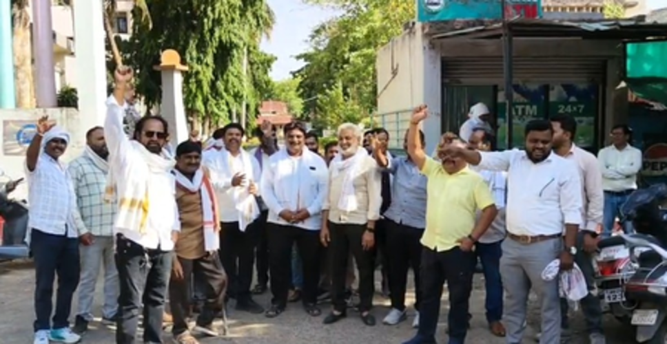 बच्चू कडू ने शिवसेना में की वापसी, अमरावती में समर्थकों ने मनाया जश्न