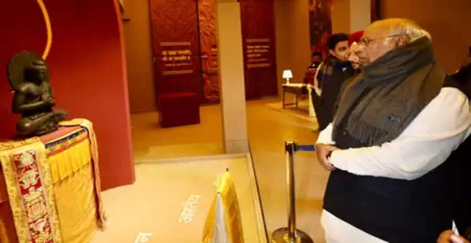 मल्लिकार्जुन खड़गे ने बुद्ध के पिपरहवा अवशेषों की प्रदर्शनी का किया दौरा, कहा- 'दुनिया को उनकी रोशनी की सबसे ज्यादा जरूरत'