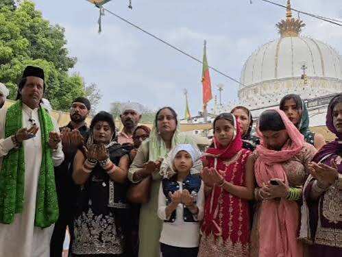 अजमेर दरगाह में अमिताभ बच्चन की सेहत के लिए मांगी दुआ, वीडियो में जाने पंजाब से पहुंचे 50 जायरीनों ने चढ़ाई चादर