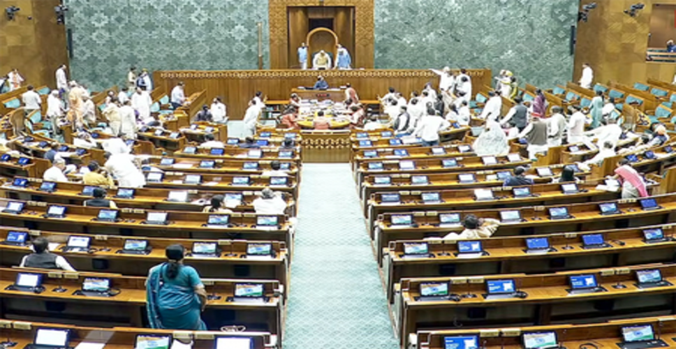 एलजीपी संकट और 8 सांसदों के निलंबन पर लोकसभा में हंगामा, कार्यवाही स्थगित